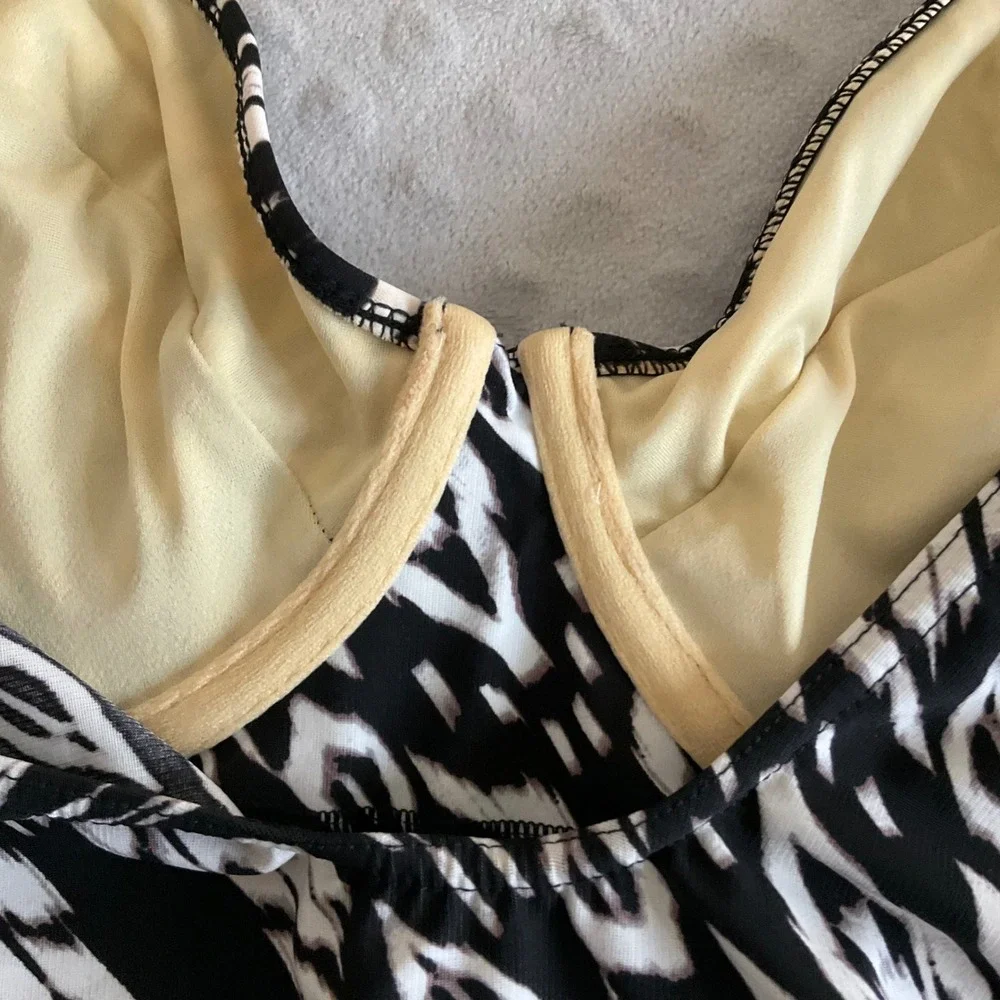 Miraclesuit One Piece Swimsuit Womens 16 Black White Geometric Surplice Ruched